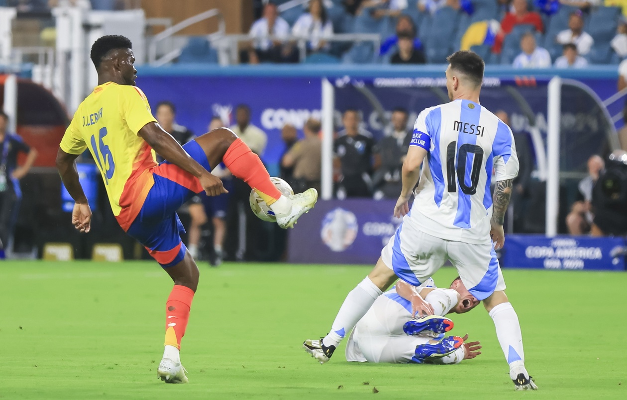 Lerma disputando el balón con Lionel Messi.