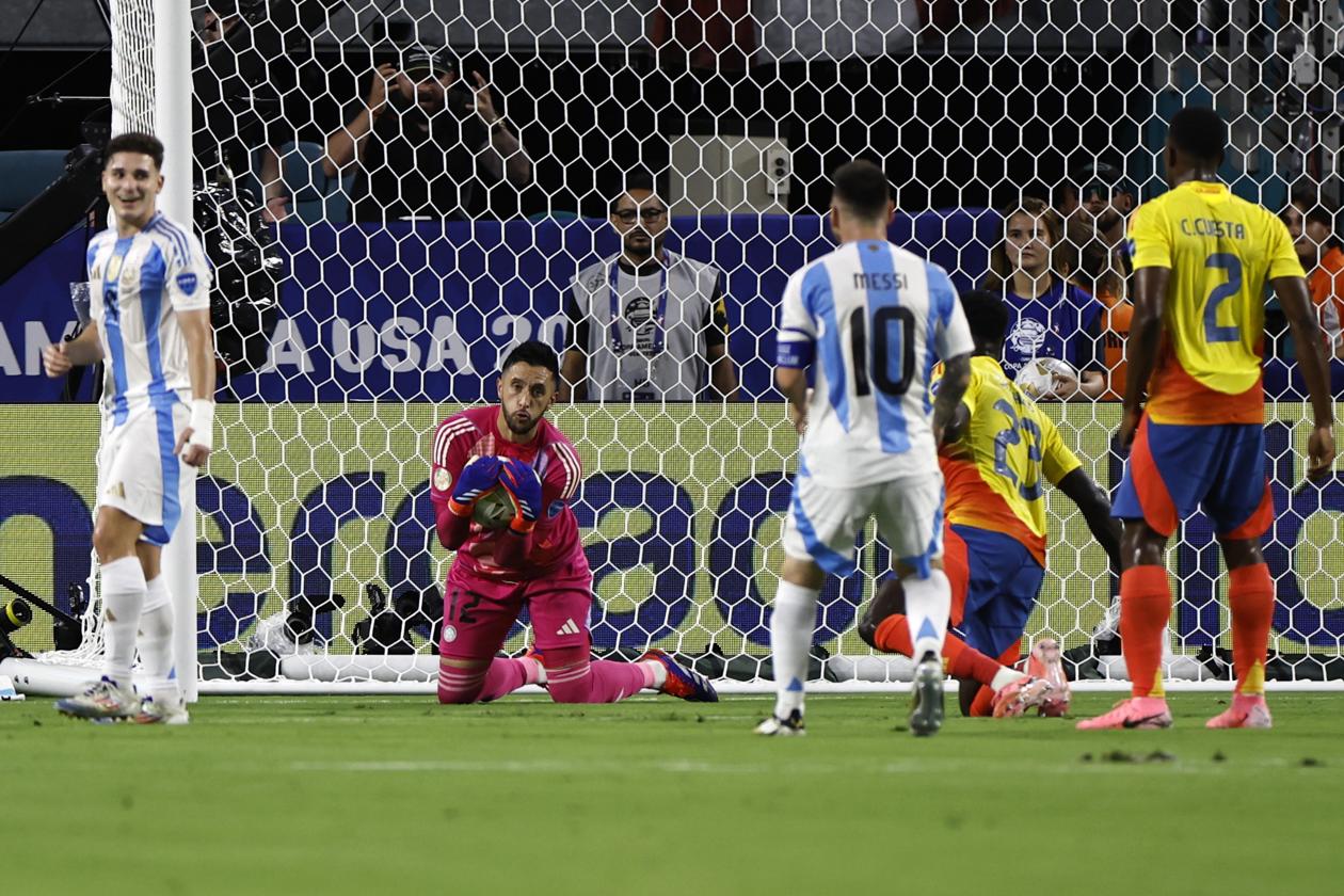 Jugada de Messi que fue controlada por Camilo Vargas.