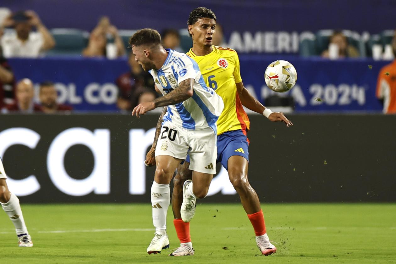 Alexis Mac Allister disputando el balón con Richard Ríos.