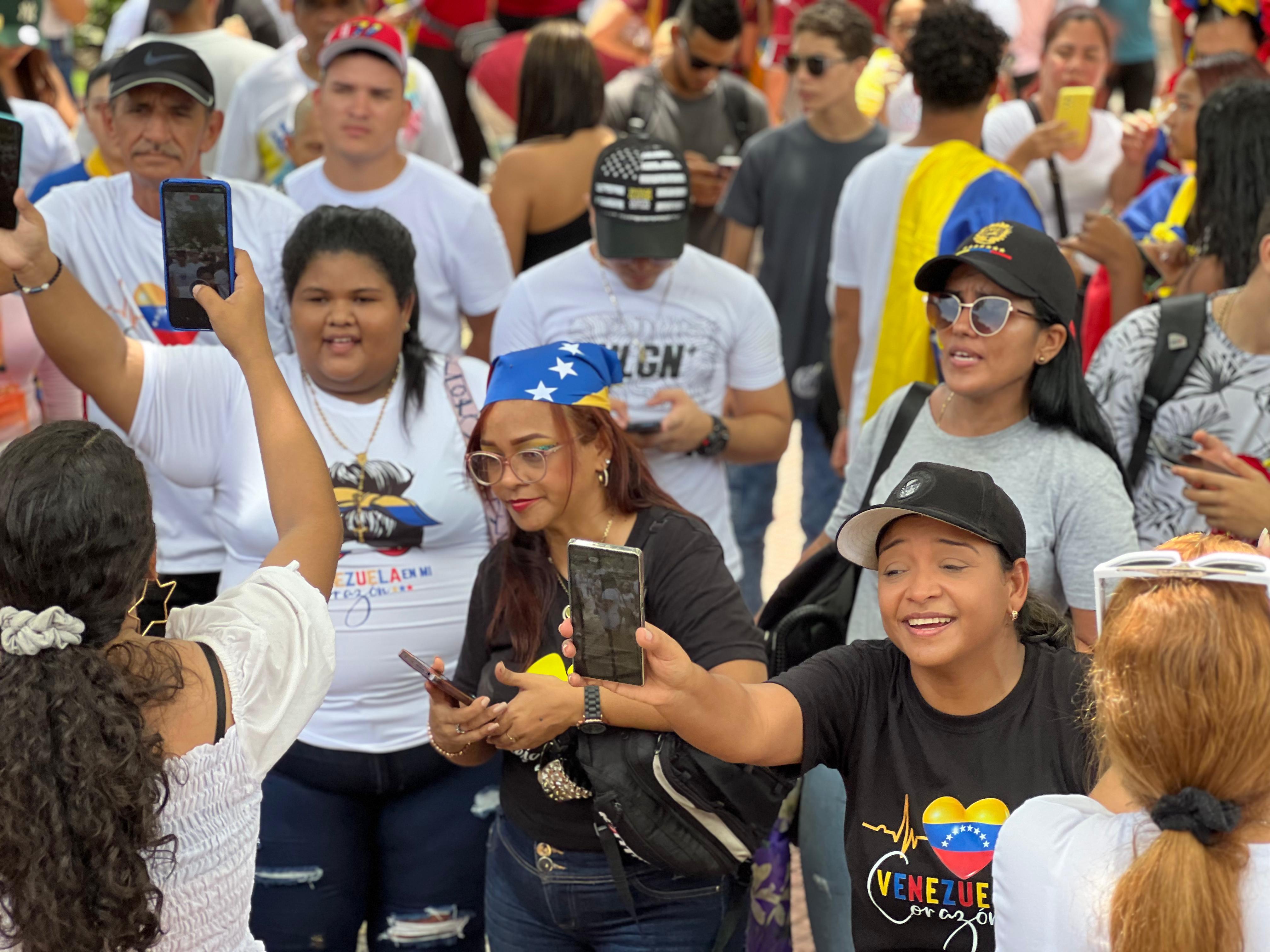 Oración de venezolanos en el parque Suri Salcedo en Barranquilla.