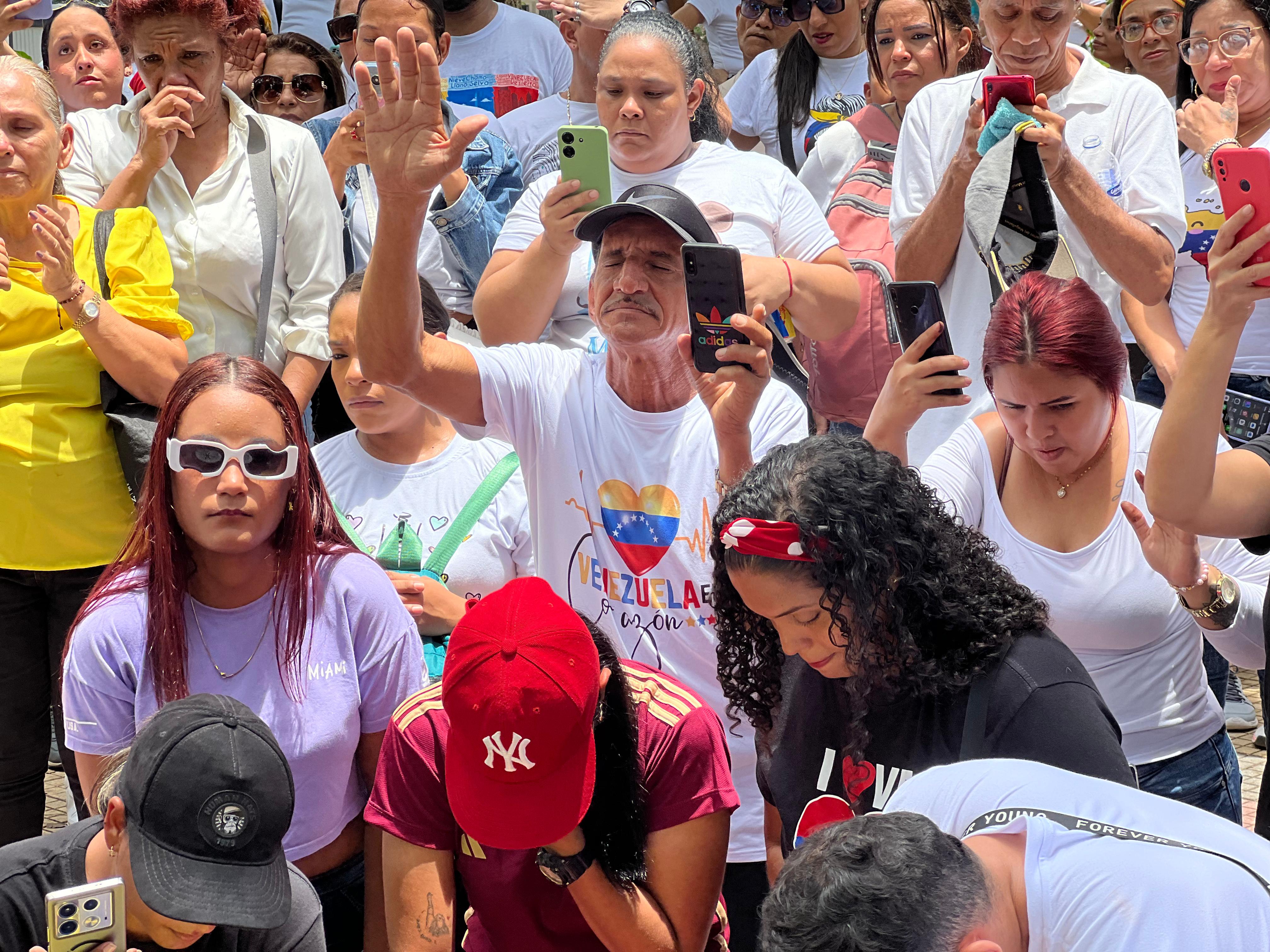 Oración de venezolanos en el parque Suri Salcedo en Barranquilla.