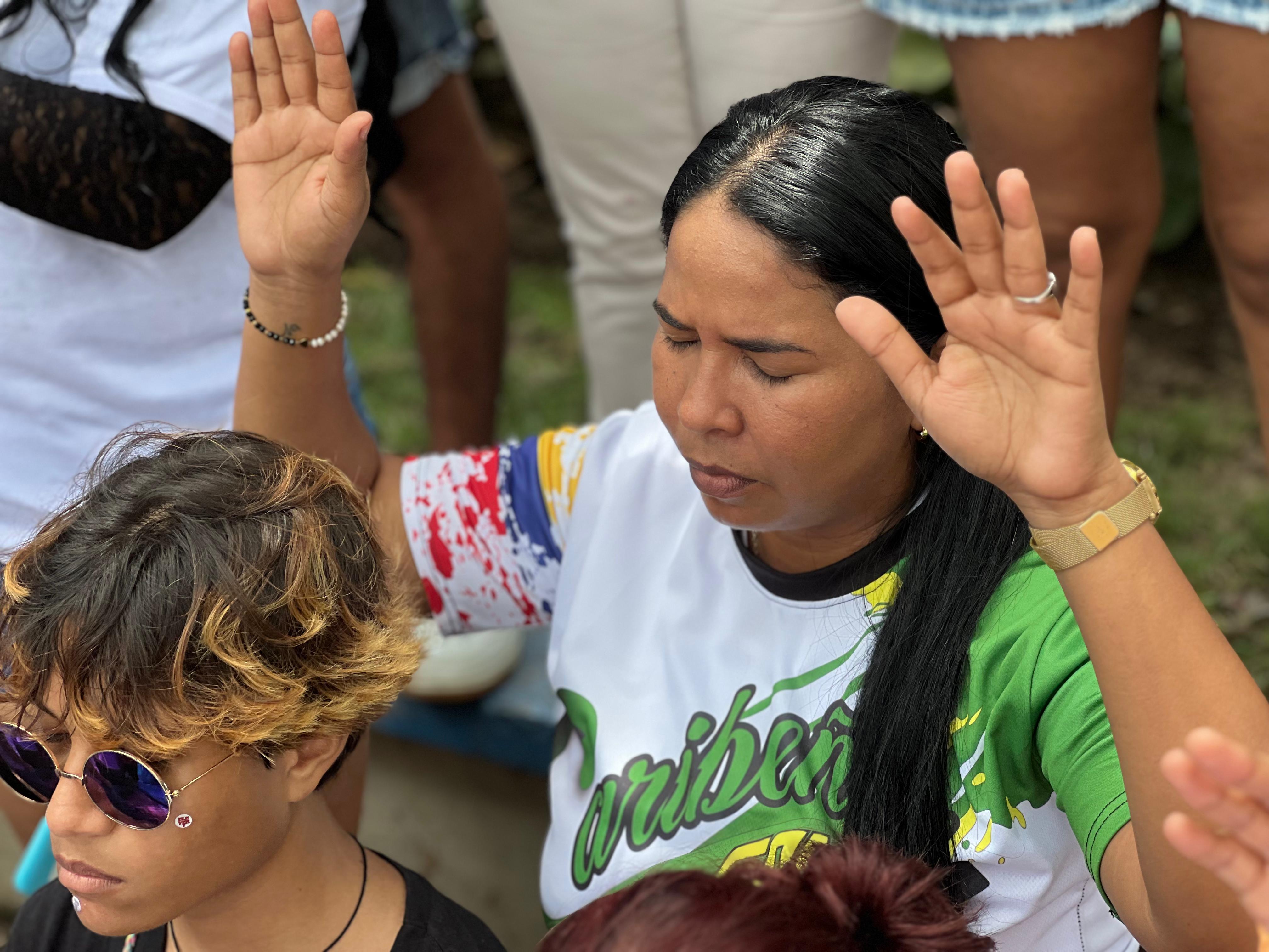 Oración de venezolanos en el parque Suri Salcedo en Barranquilla.