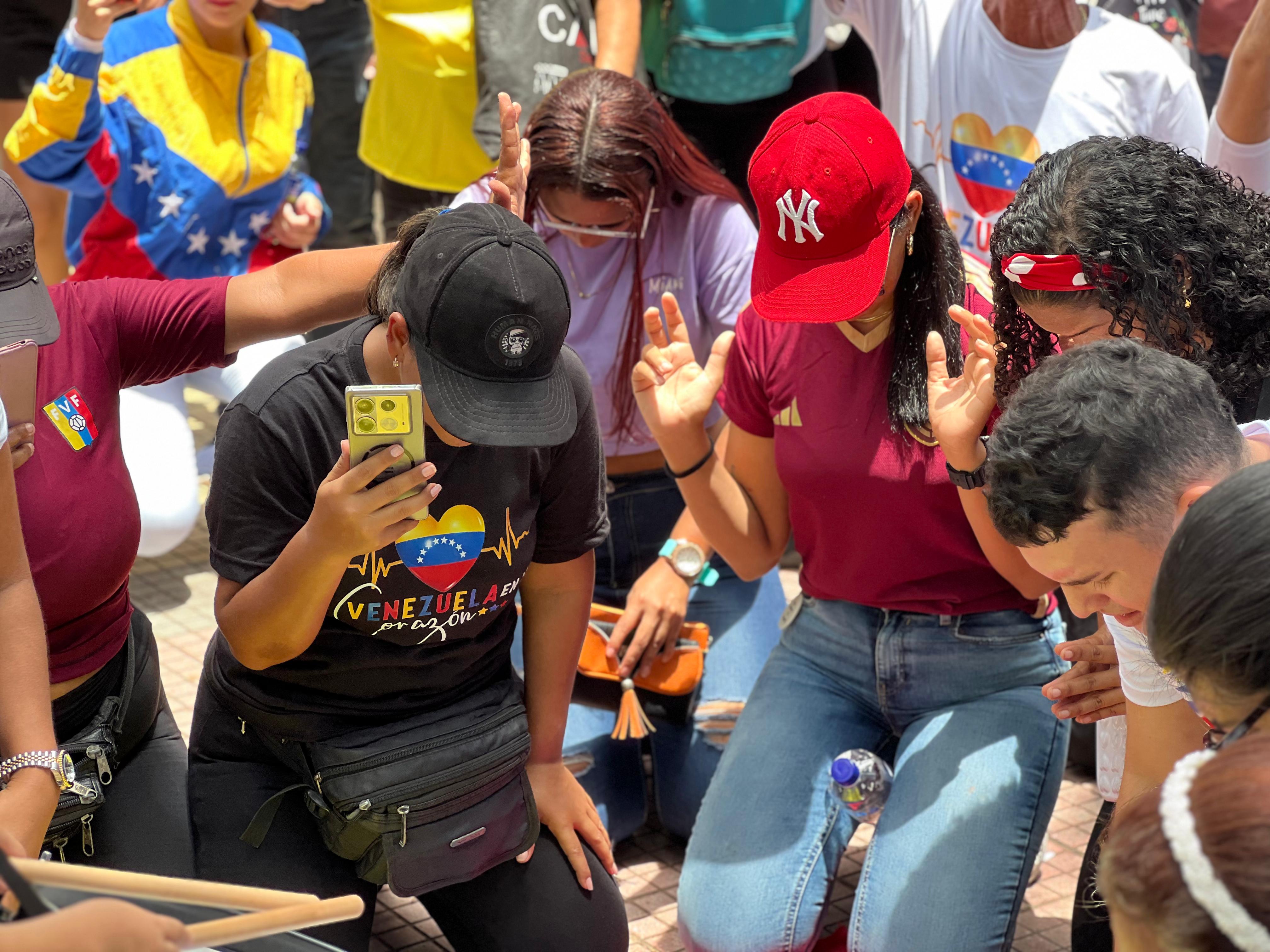 Oración de venezolanos en el parque Suri Salcedo en Barranquilla.