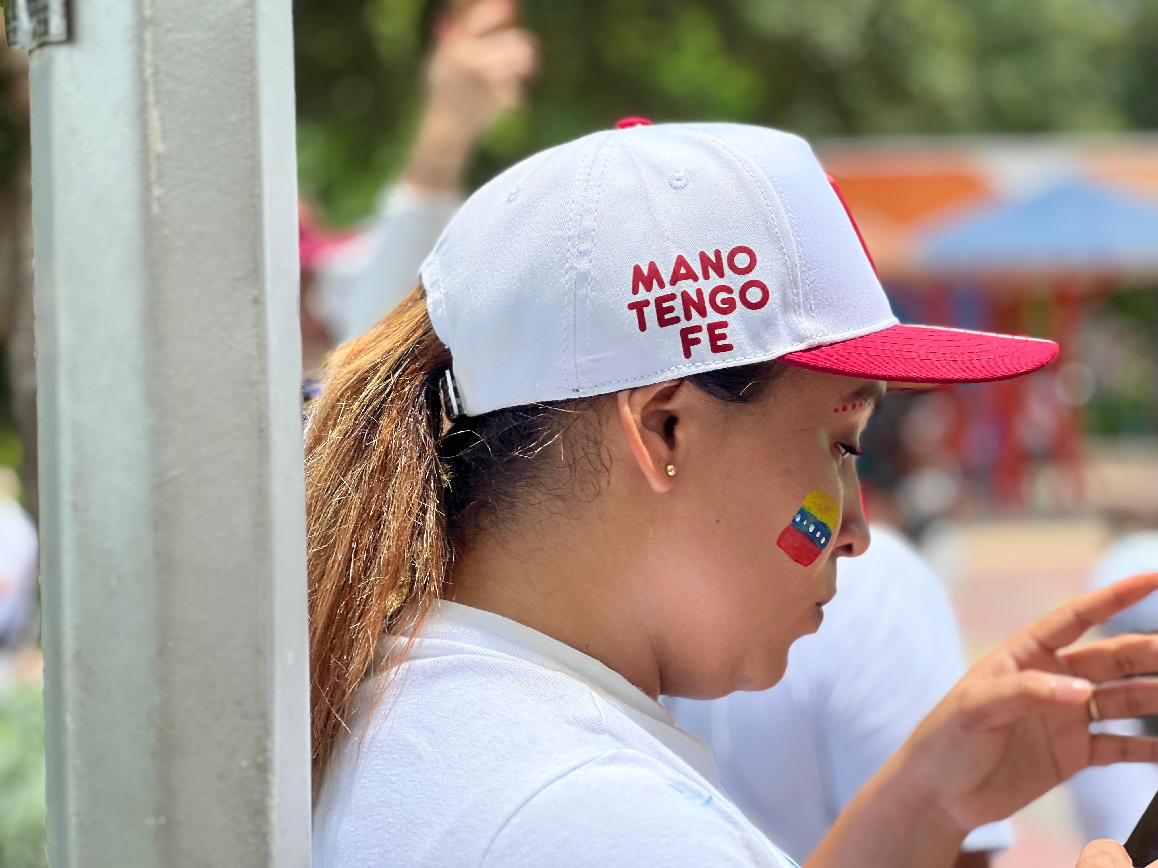 Oración de venezolanos en el parque Suri Salcedo en Barranquilla.