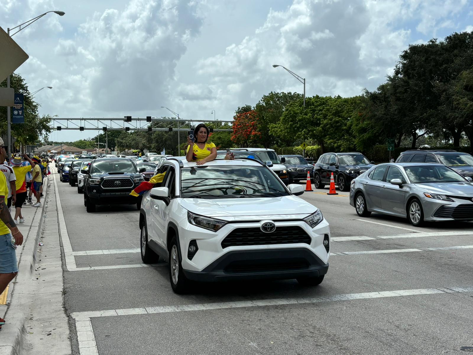 Desde los carros hinchas de Colombia muestran el fervor por su Selección. 