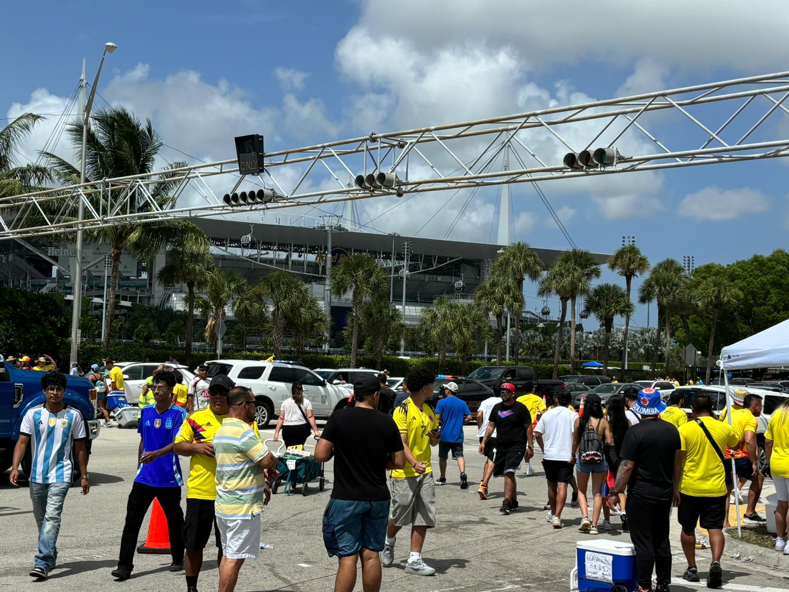 Hinchas de los seleccionados finalistas dirigiéndose hacia el estadio.