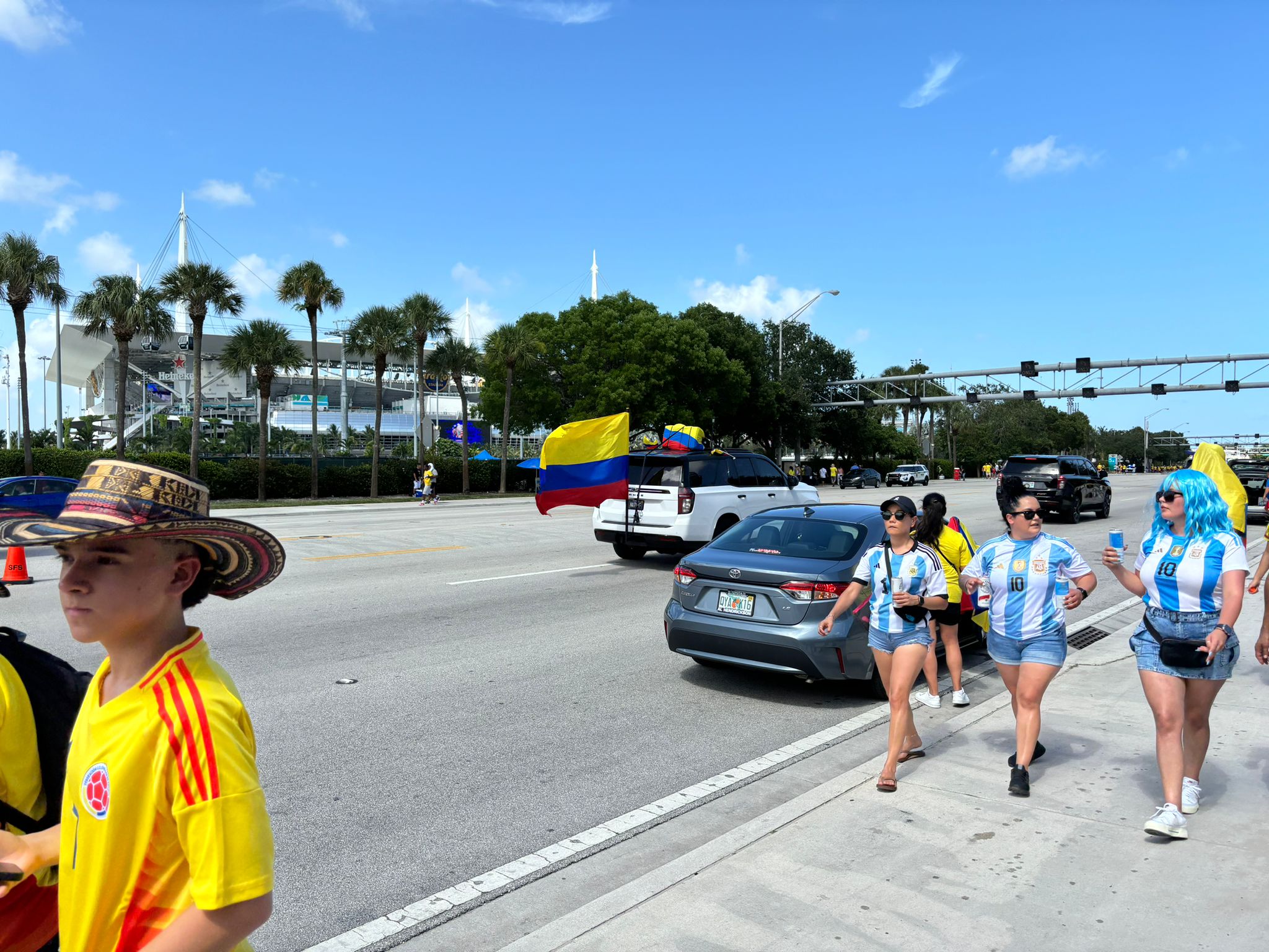 Hinchas de los dos equipos en las afueras del estadio. 