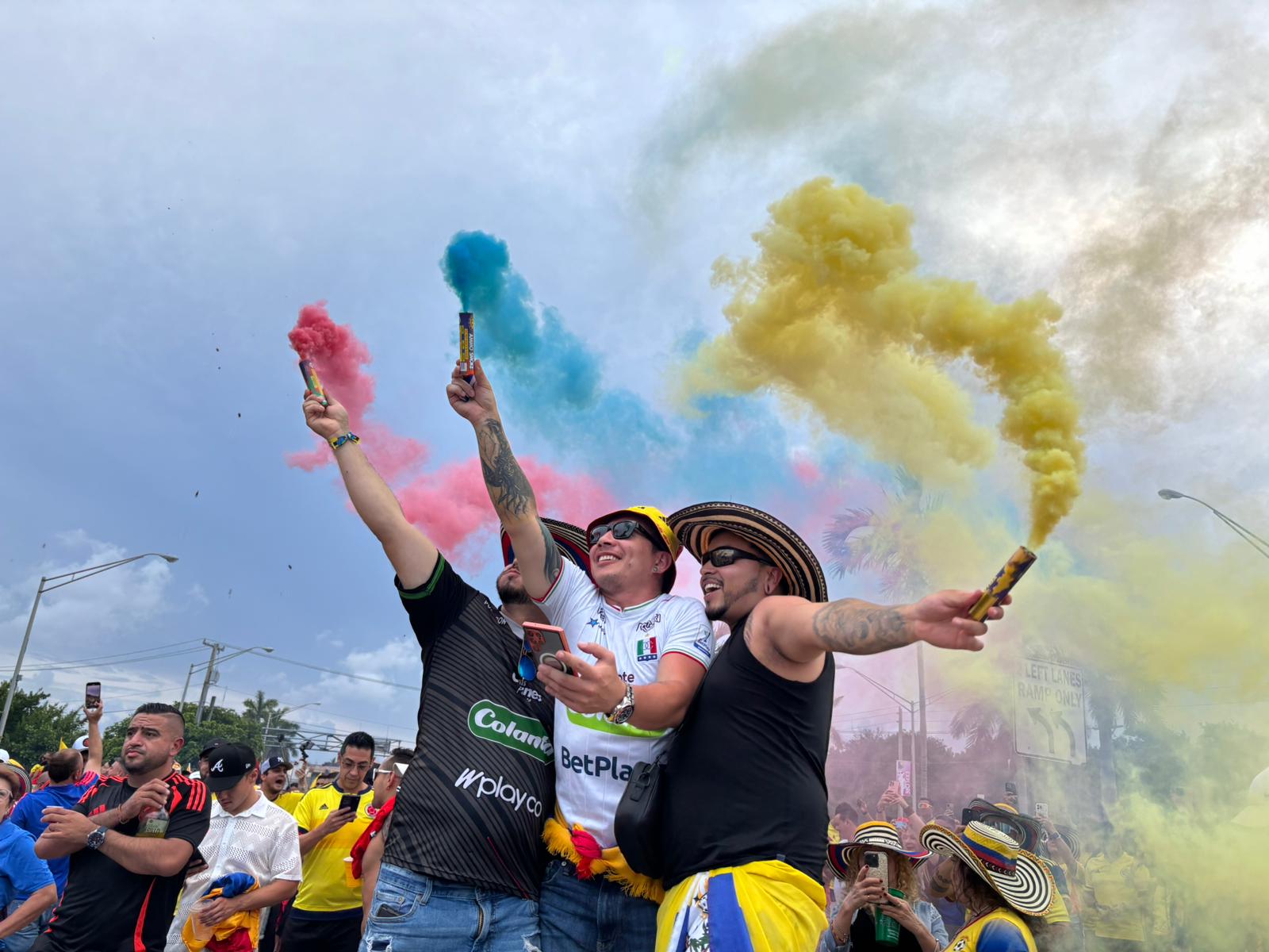 Hinchas colombianos presentes en el tradicional 'banderazo'.