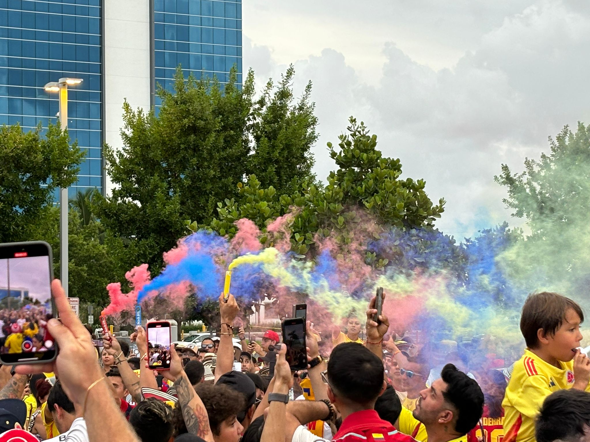 El tricolor colombiano surcando los alrededores del hotel de la Selección. 