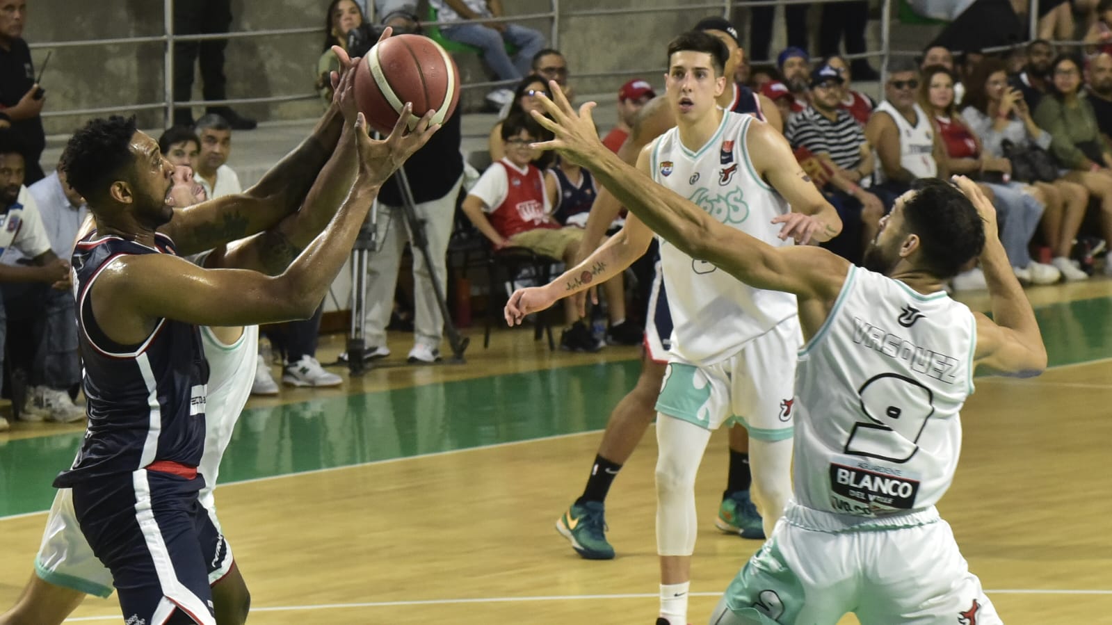 Tonny Trocha disputa el balón con Brian Vásquez, de Toros del Valle. 