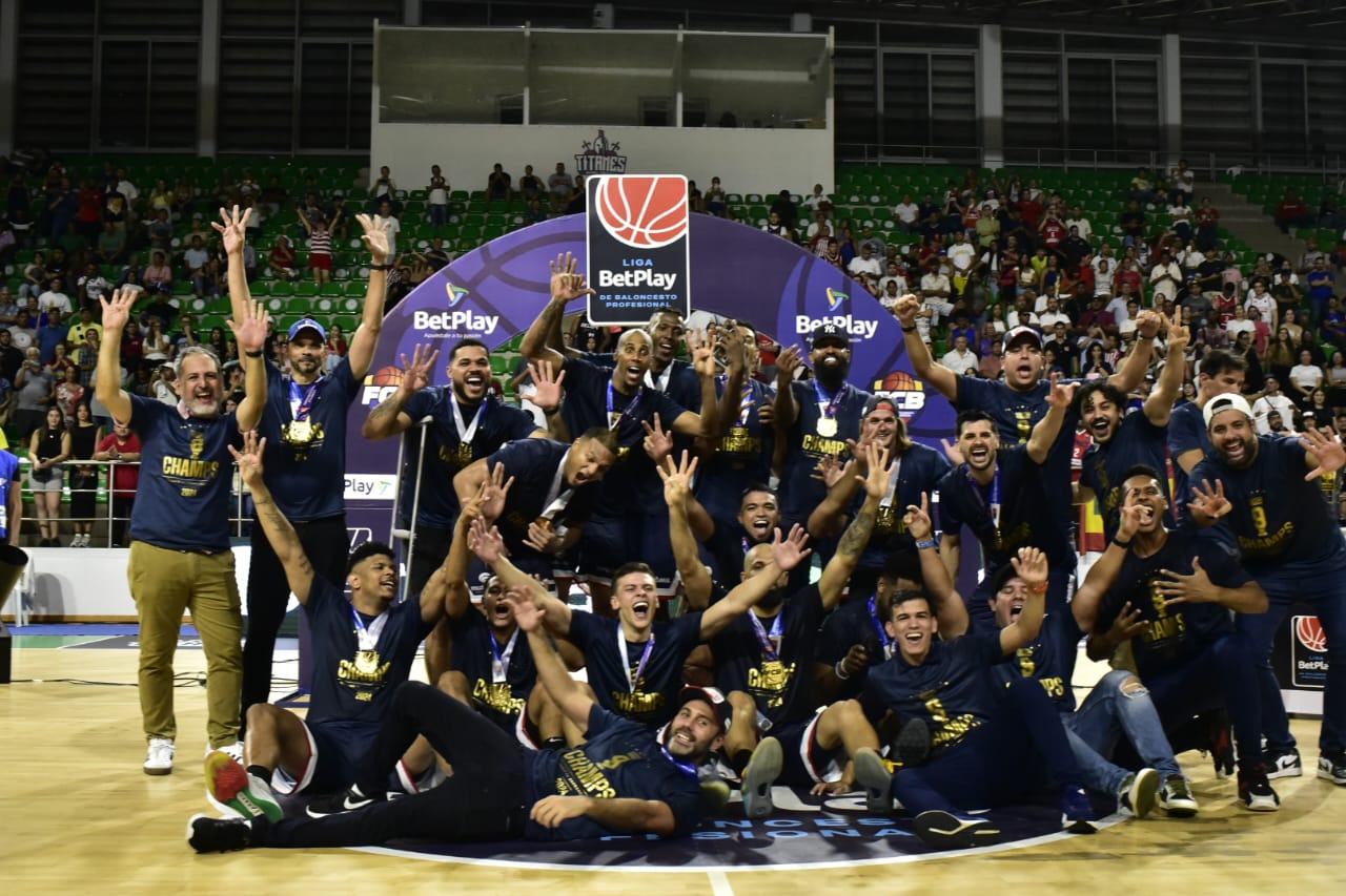 Integrantes del quinteto Titanes de Barranquilla, campeón por novena del baloncesto profesional colombiano. 