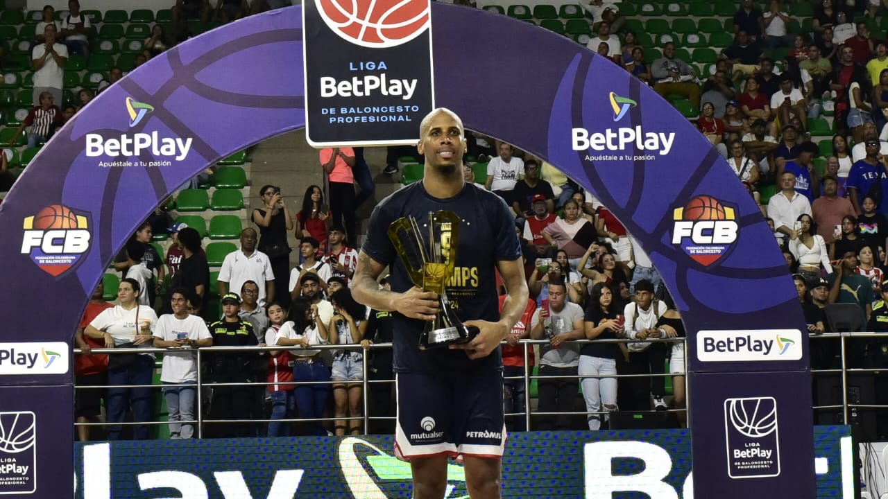 Ernesto Oglivie con su trofeo que lo distingue como el Jugador Más Valioso de la final. 