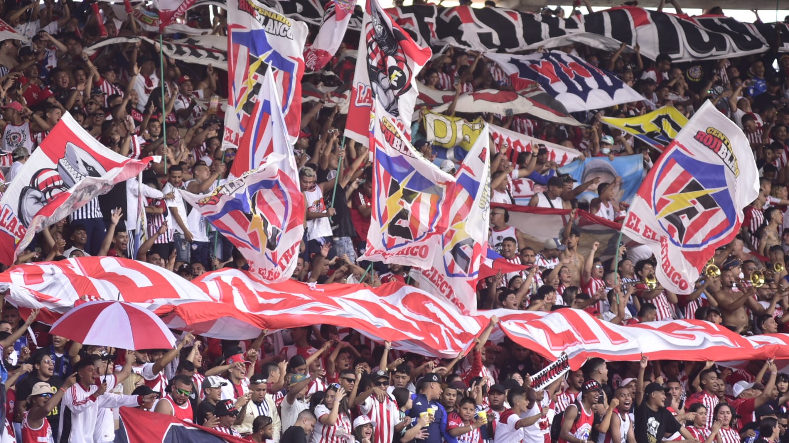 Gradas atiborradas en la fiesta del centenario del Junior 