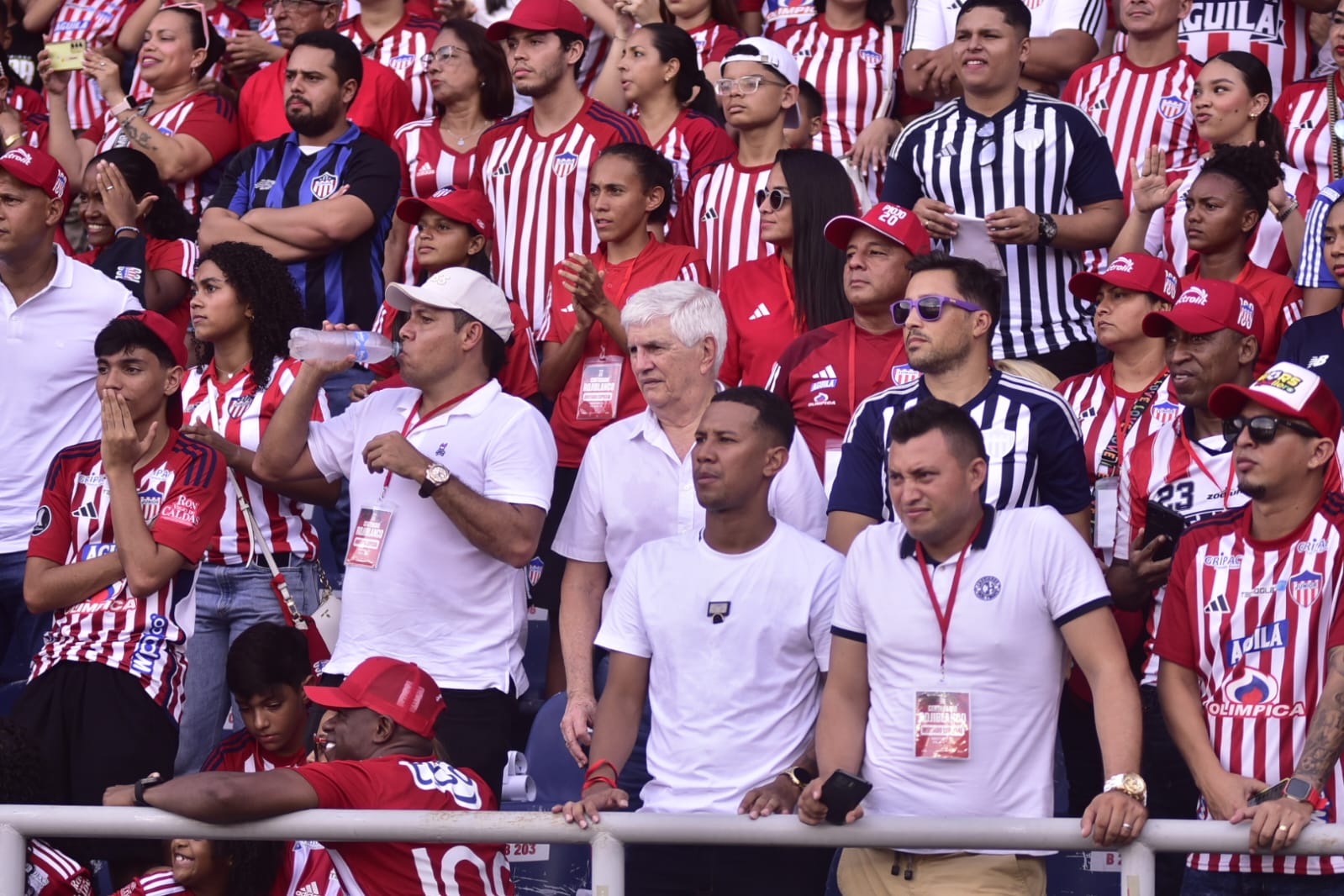 'Checo' Acosta interpretando sus éxitos en la fiesta del centenario