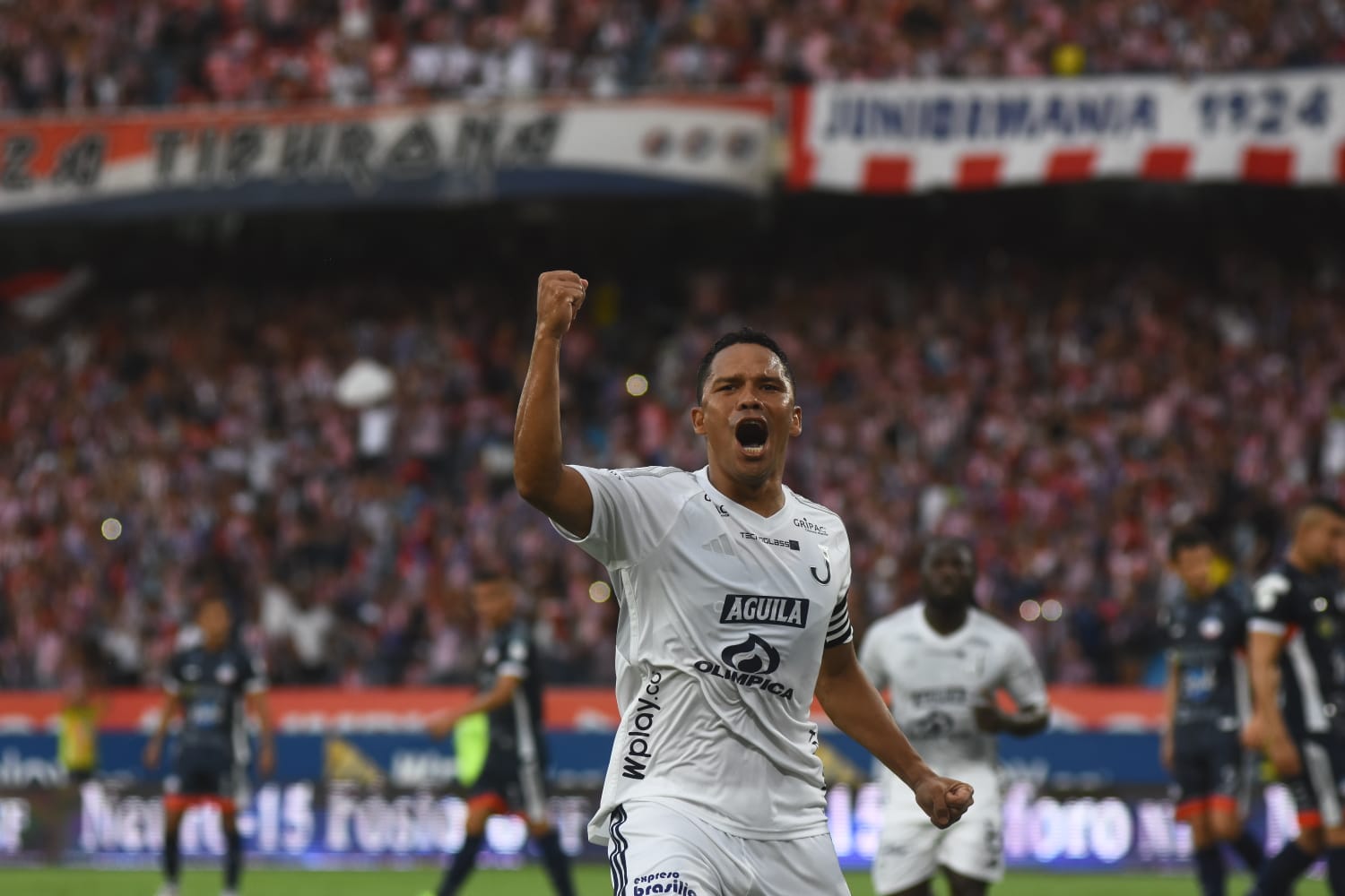 Carlos Bacca celebrando su gol.