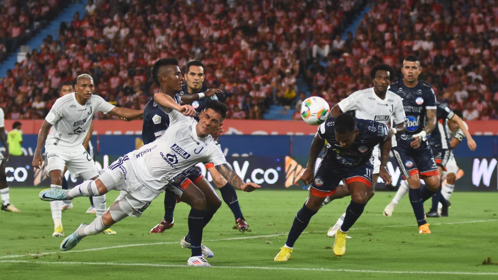 Emanuel Olivera en una acción de pelota quieta.