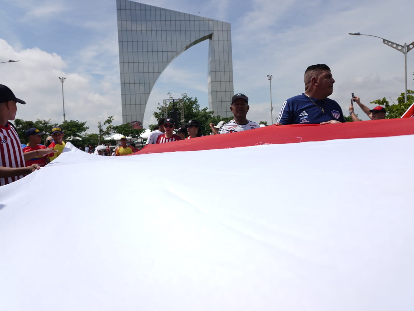 Junior festeja su centenario con la bandera.