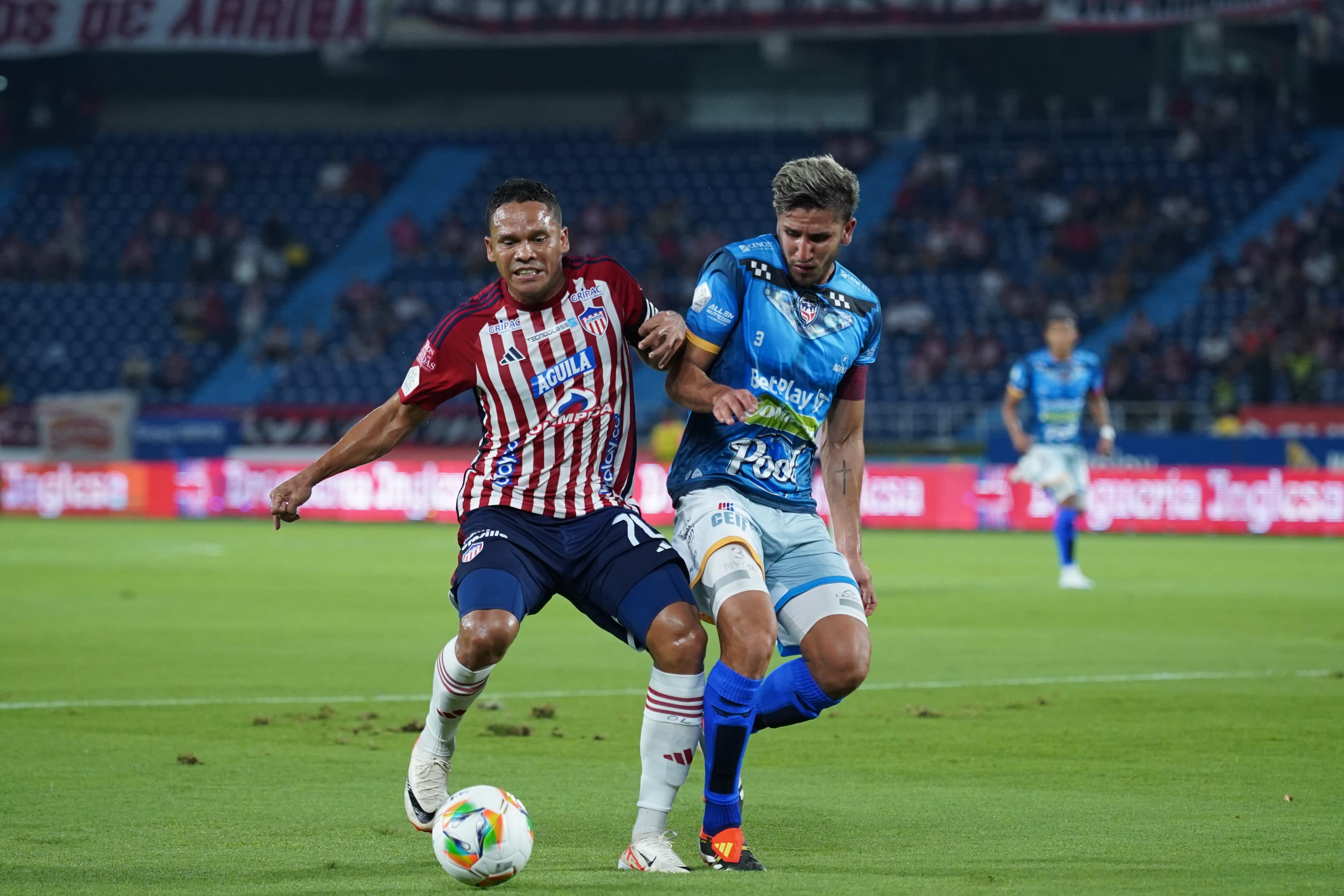 Carlos Bacca disputando un balón.