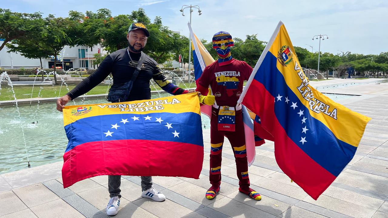 Venezolanos protestando en la Plaza de la Paz