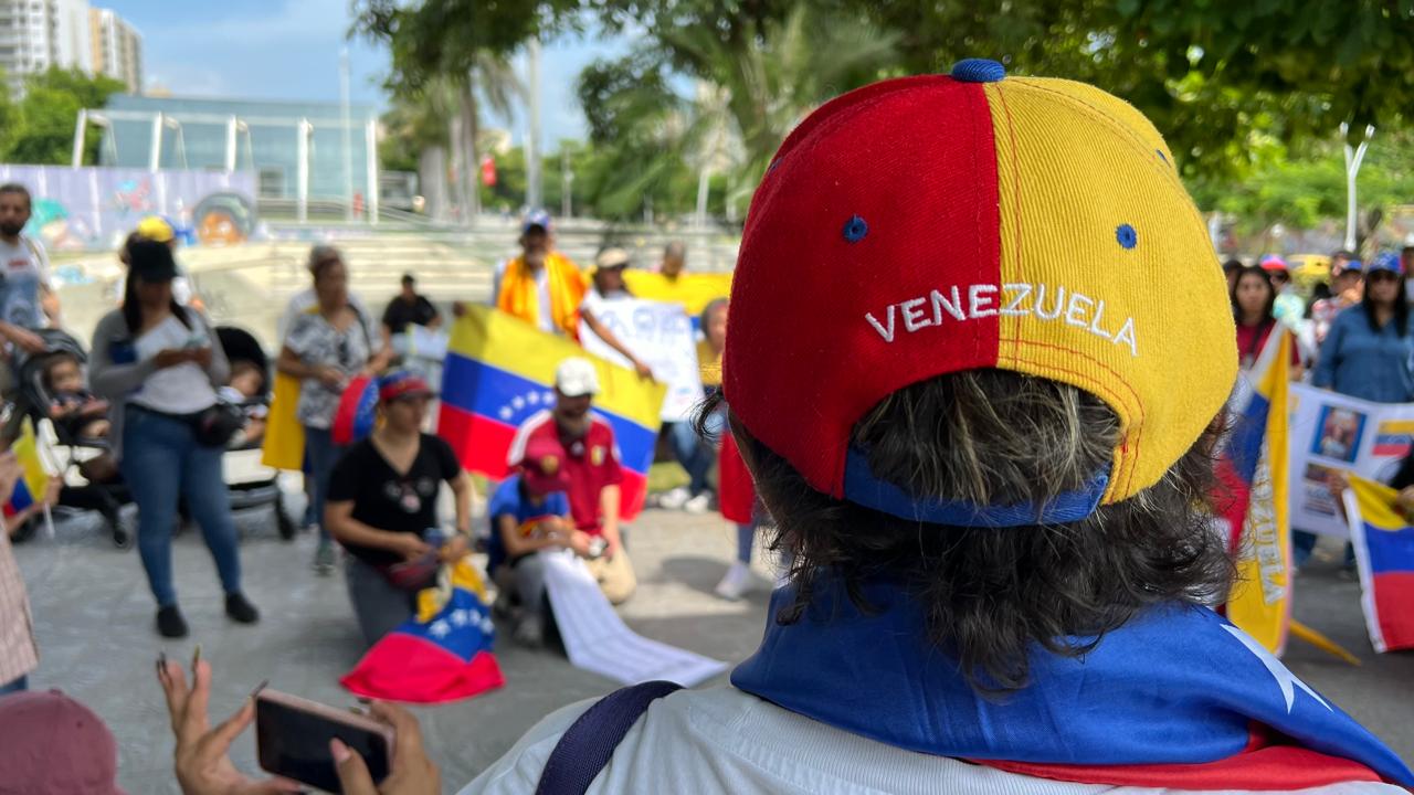 Venezolanos protestando en la Plaza de la Paz