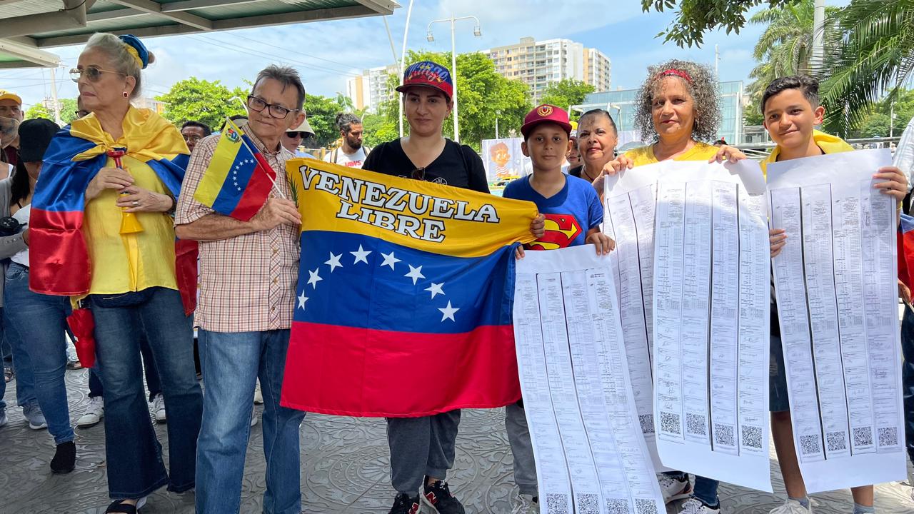 Venezolanos protestando en la Plaza de la Paz