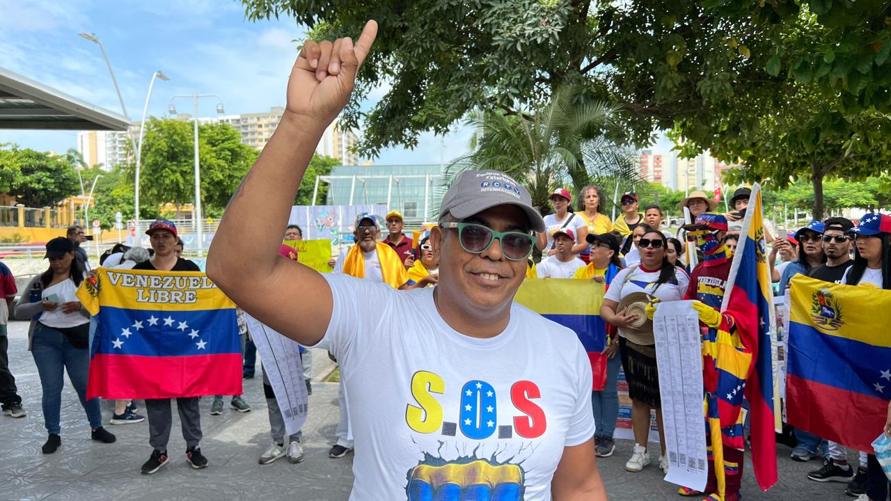 Venezolanos protestando en la Plaza de la Paz