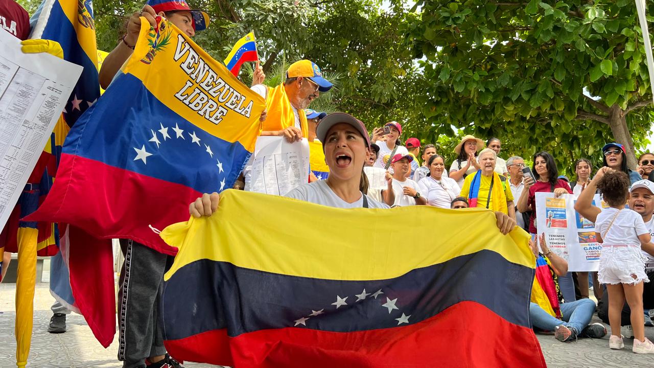 Venezolanos protestando en la Plaza de la Paz