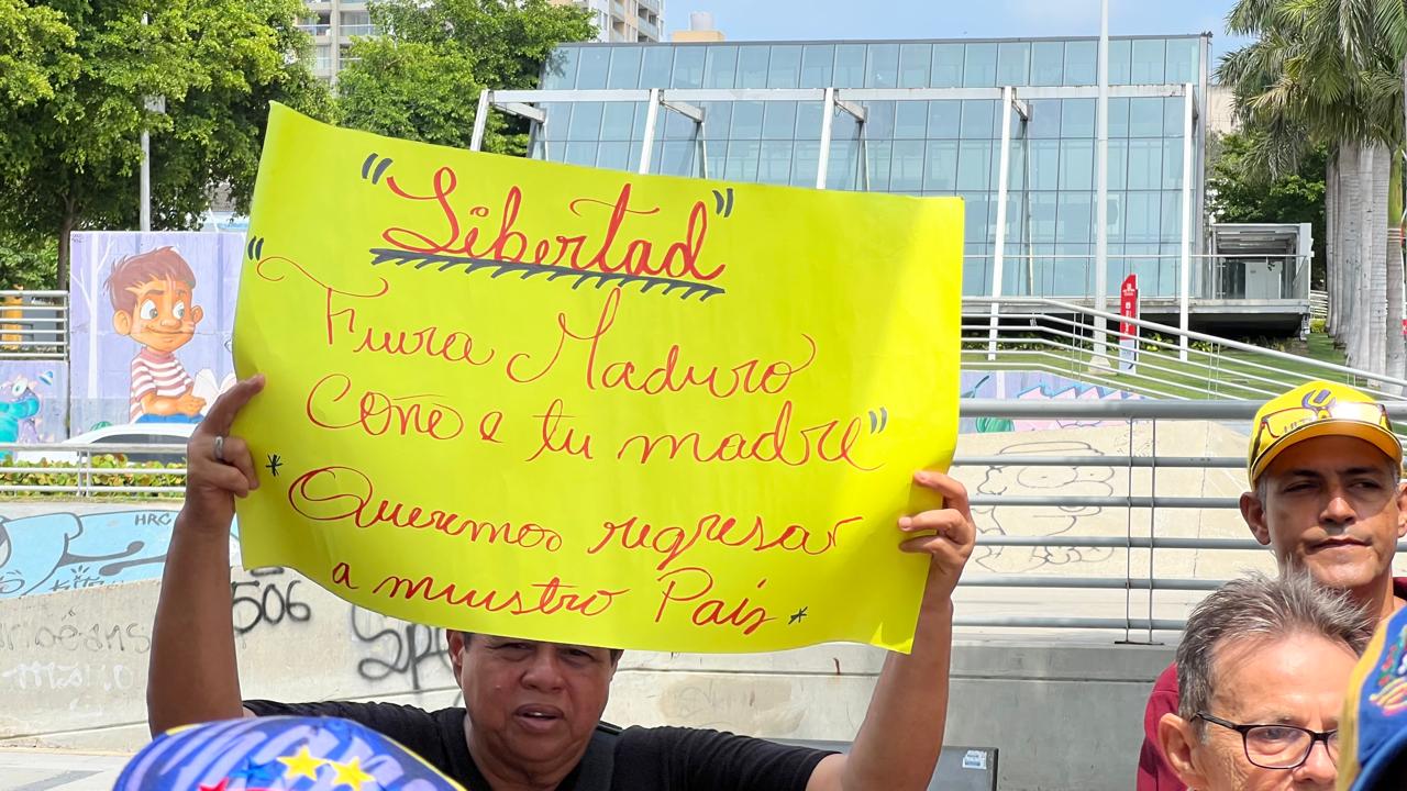 Venezolanos protestando en la Plaza de la Paz