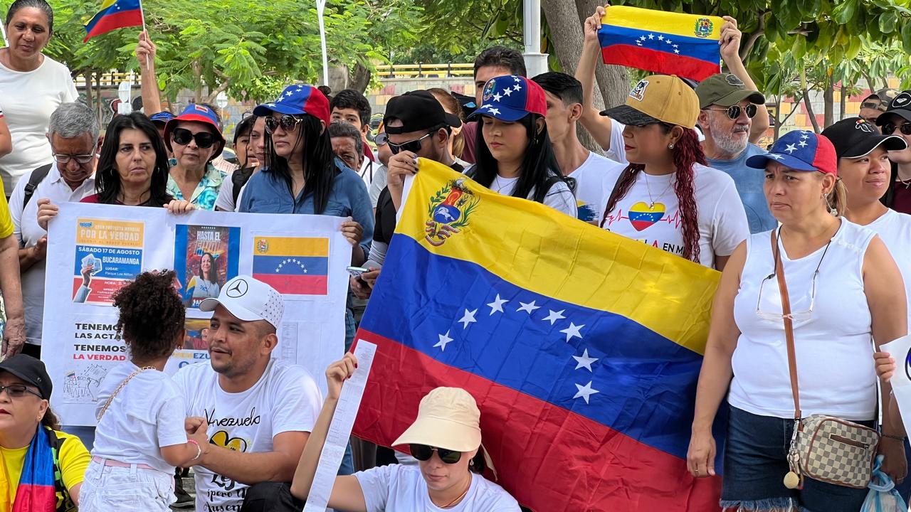 Venezolanos protestando en la Plaza de la Paz