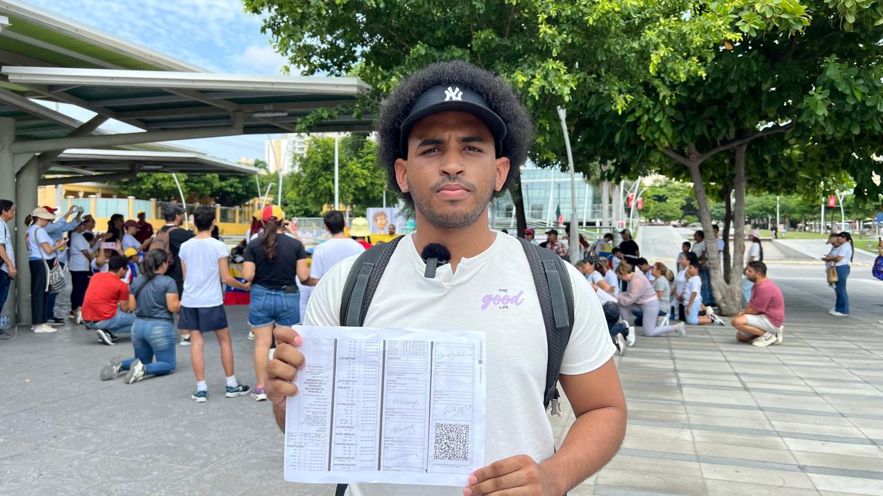 Venezolanos protestando en la Plaza de la Paz