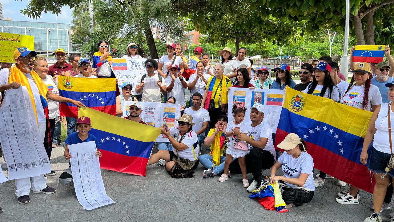 Venezolanos protestando en la Plaza de la Paz