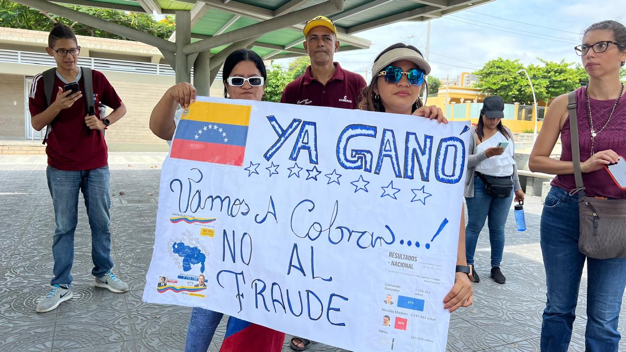 Venezolanos protestando en la Plaza de la Paz