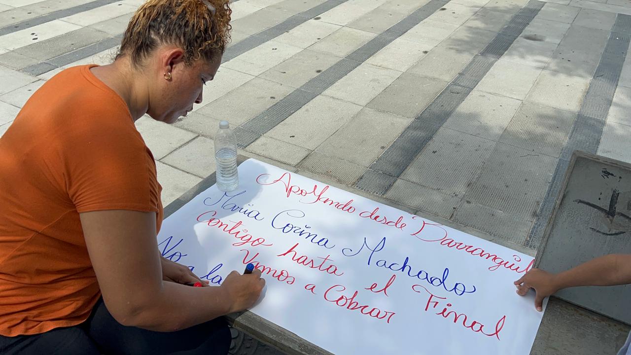 Venezolanos protestando en la Plaza de la Paz