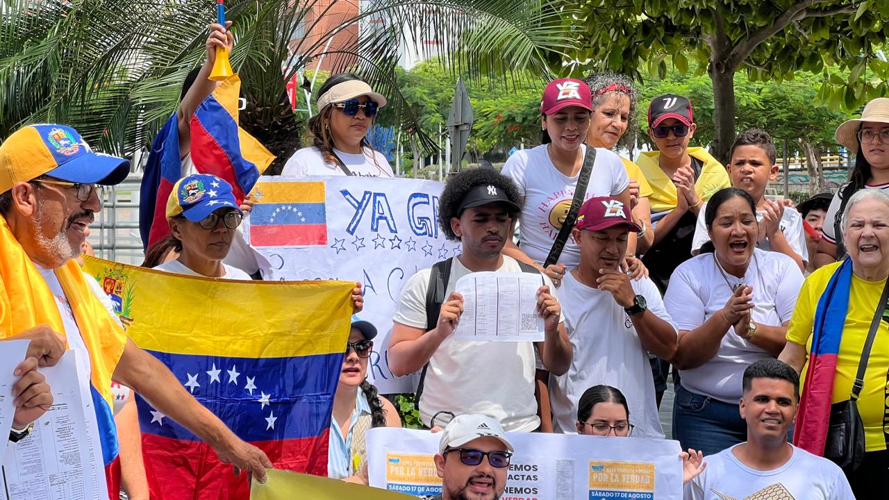 Venezolanos protestando en la Plaza de la Paz