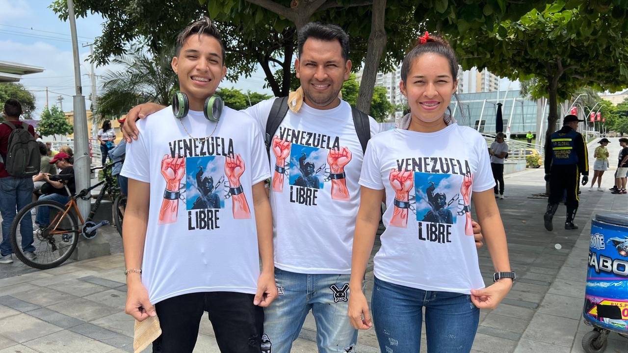 Venezolanos protestando en la Plaza de la Paz