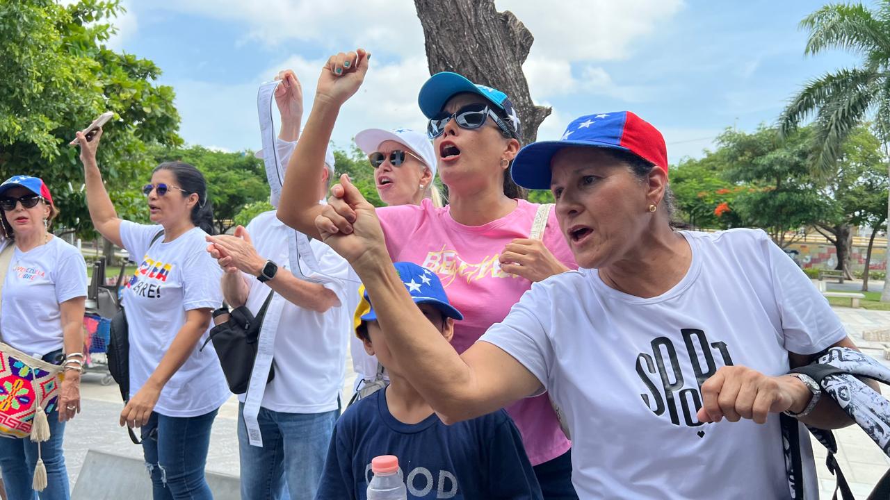 Venezolanos protestando en la Plaza de la Paz