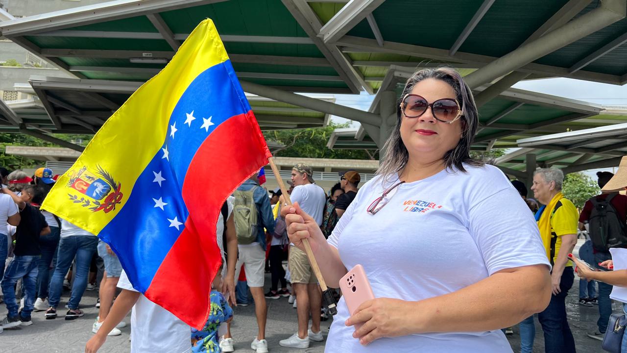 Venezolanos protestando en la Plaza de la Paz