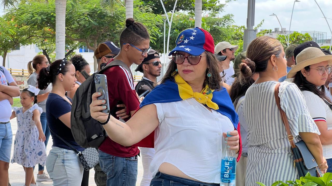 Venezolanos protestando en la Plaza de la Paz