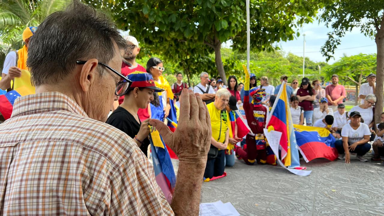 Venezolanos protestando en la Plaza de la Paz