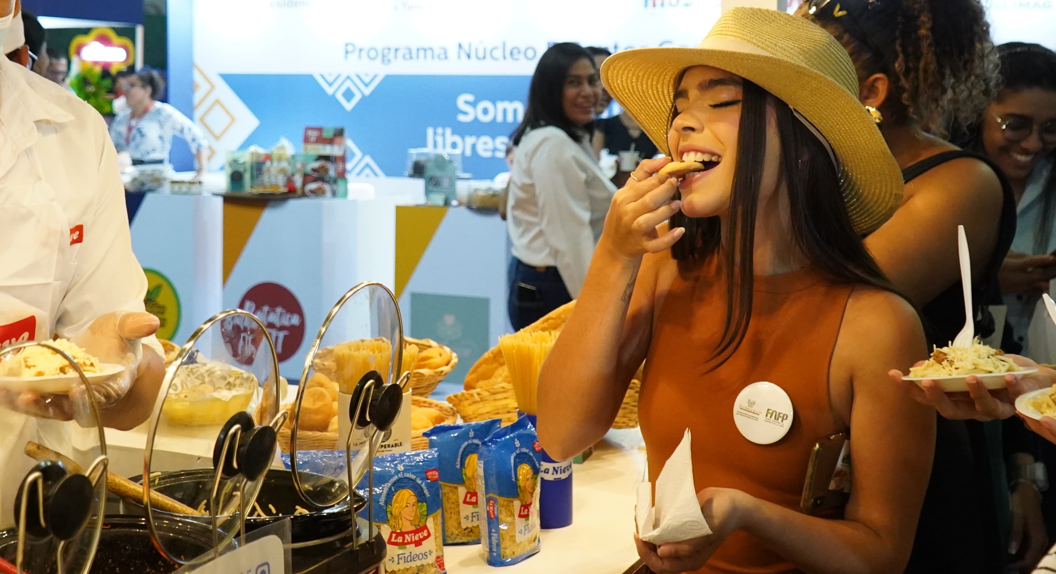 Comensales disfrutando las delicias de la feria gastronómica. 