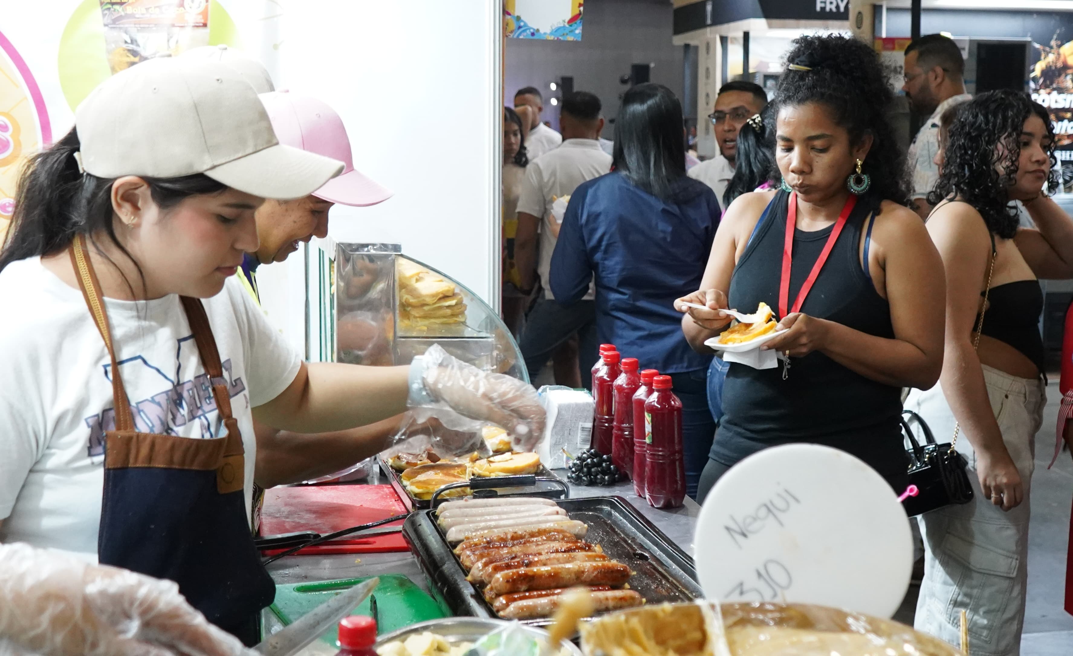 Chorizos y arepas de choclo en Sabor Barranquilla.