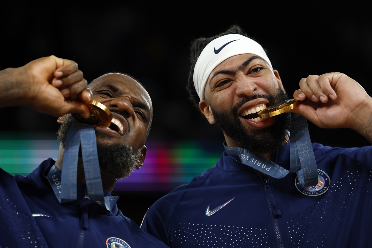 LeBron James y Anthony Davis, integrantes del Team USA que ganó su quinto oro consecutivo en baloncesto. 