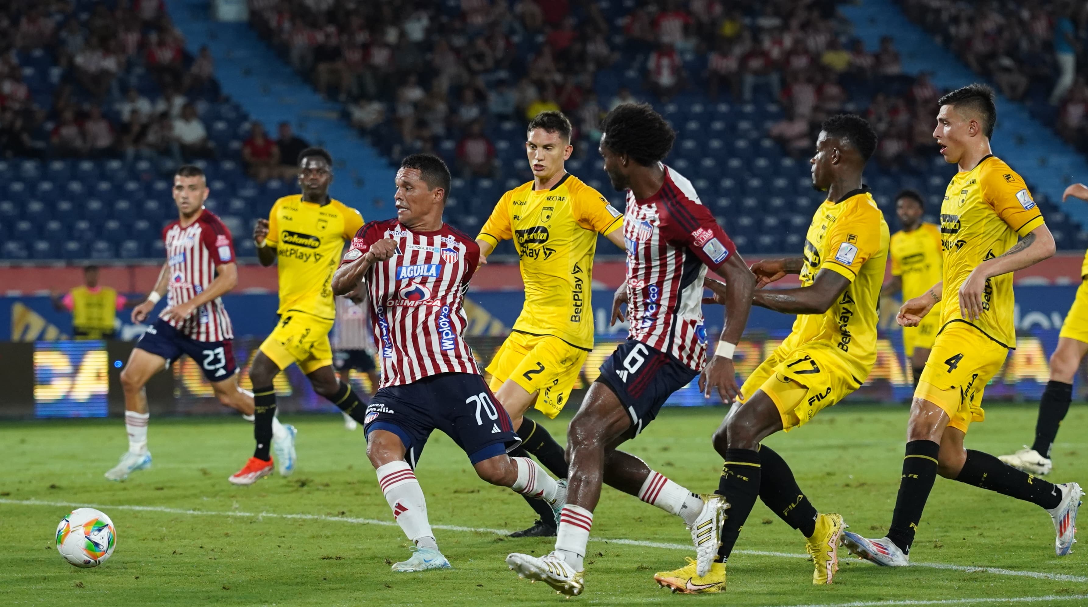 Didier Moreno y Carlos Bacca buscando rematar la pelota.