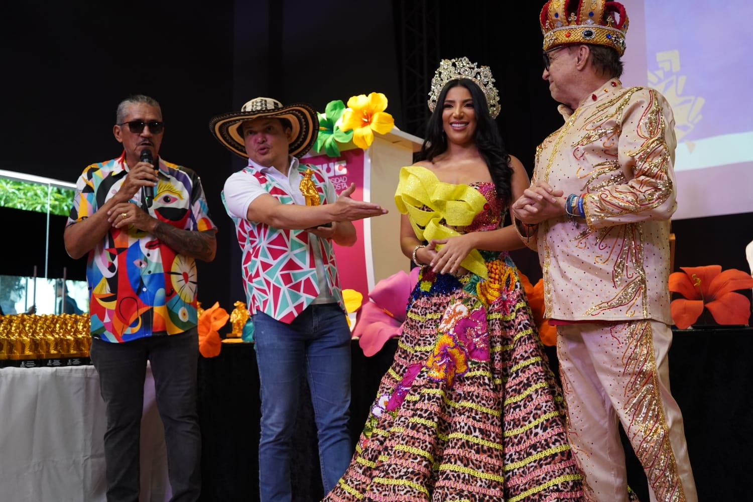 Marimondas de la CUC recibió su 'Joselito Carnaval de Oro' en manos del director Tito Crissien