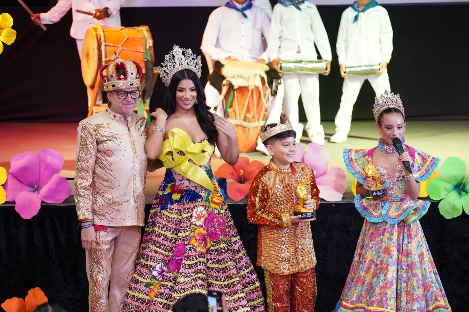 Los reyes infantiles del Carnaval de la 44 también recibieron su distinción.