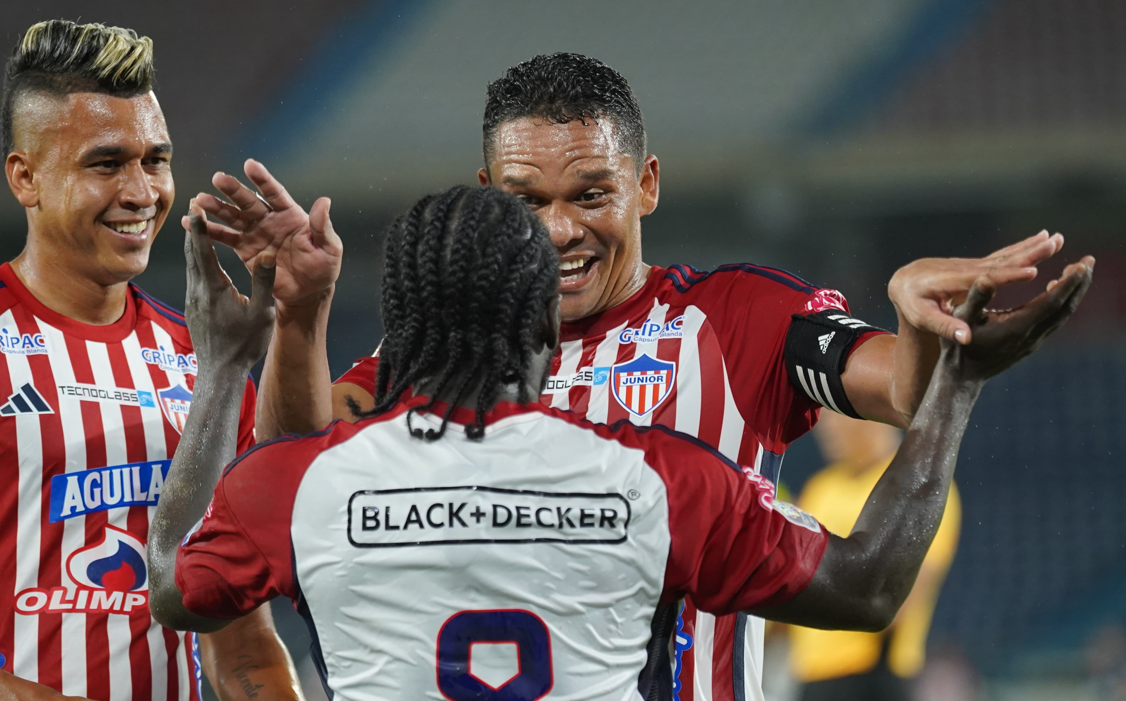 Carlos Bacca festejando con Chará.