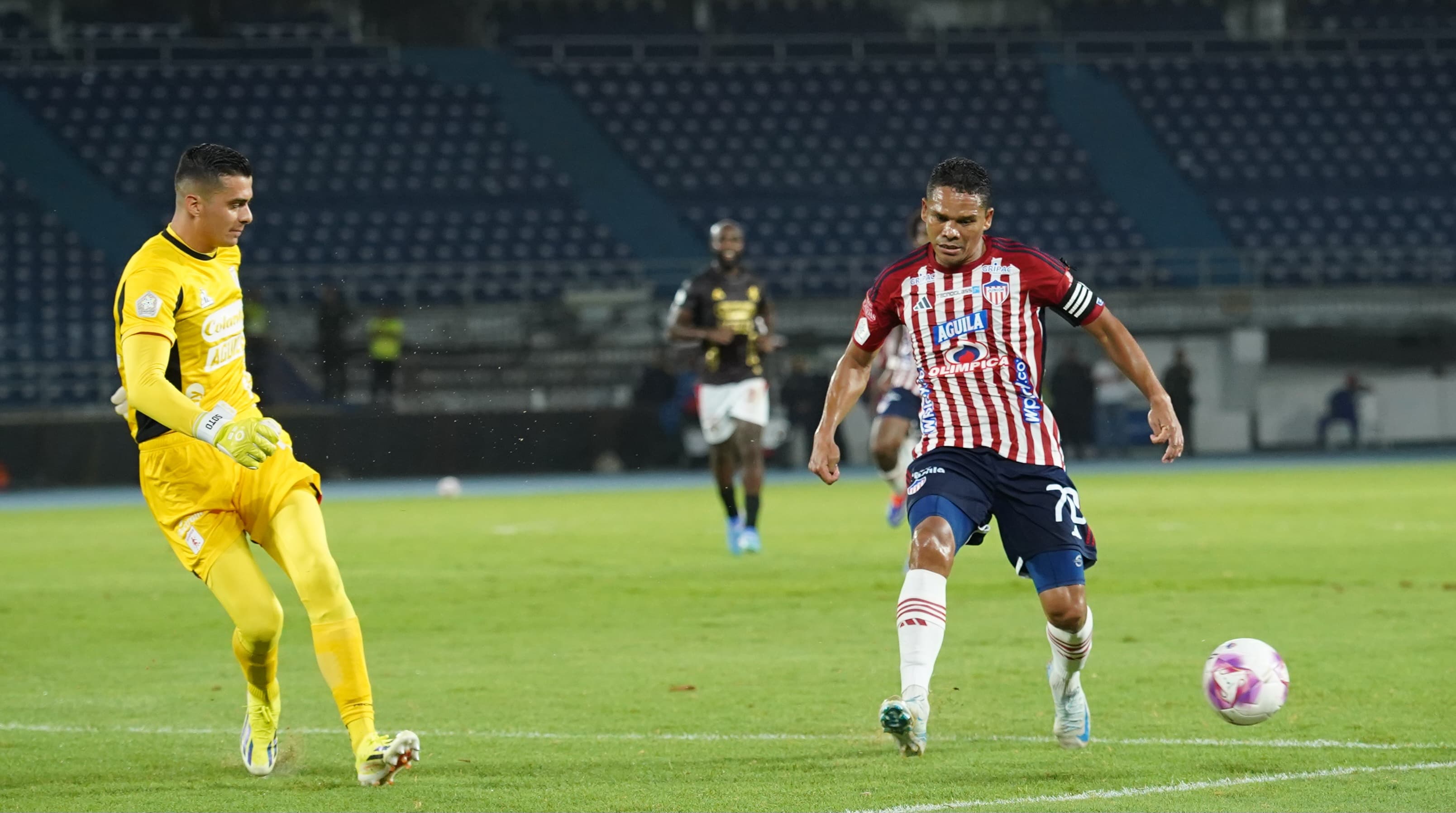 Carlos Bacca presionando al arquero Jorge Soto.