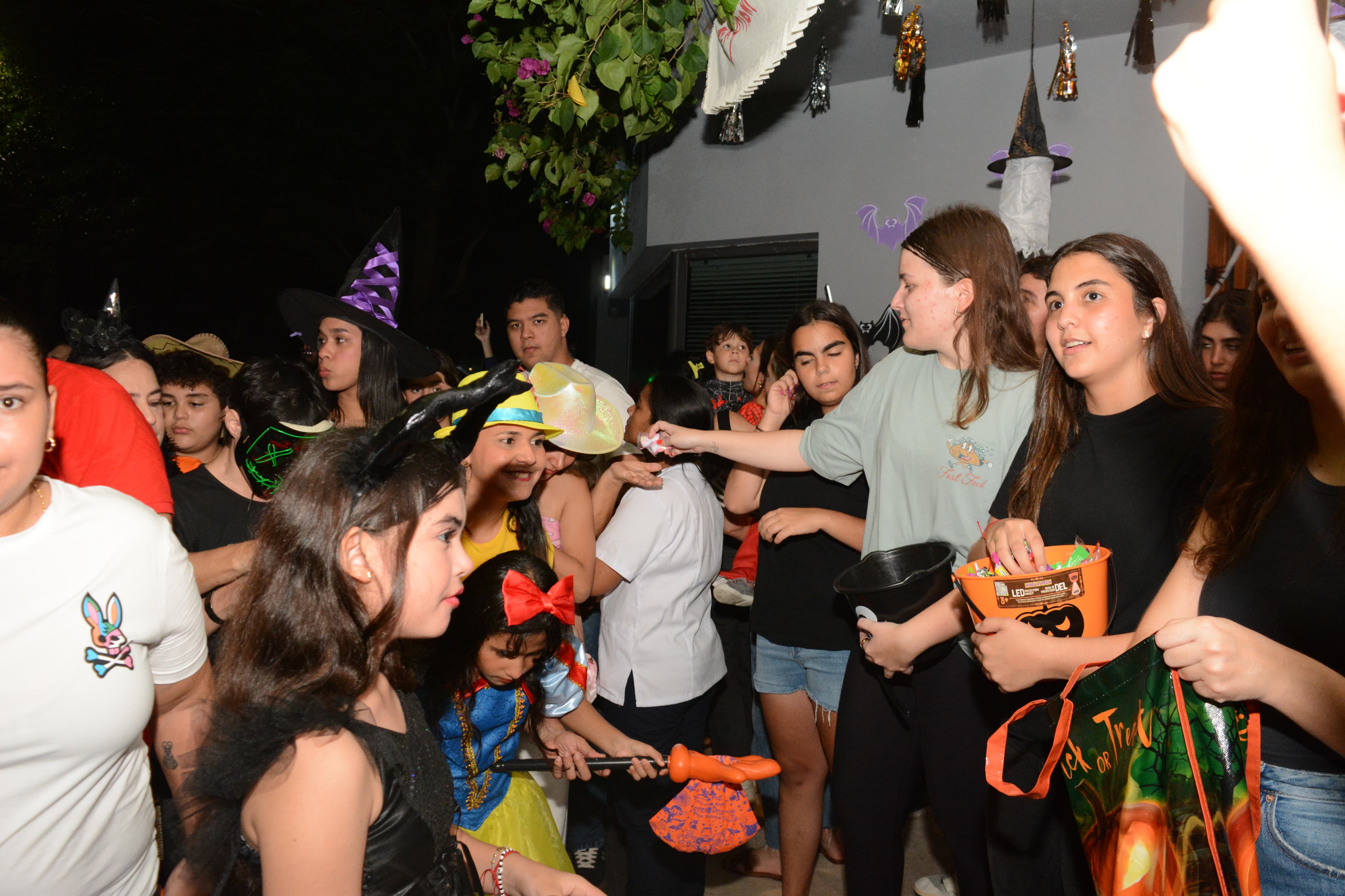 Durante el evento nocturno los niños recibieron sus dulces.