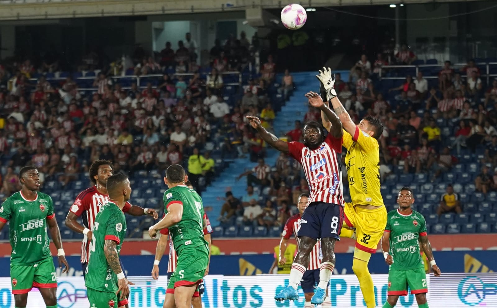 Yimmi Chará buscando una pelota aérea. 