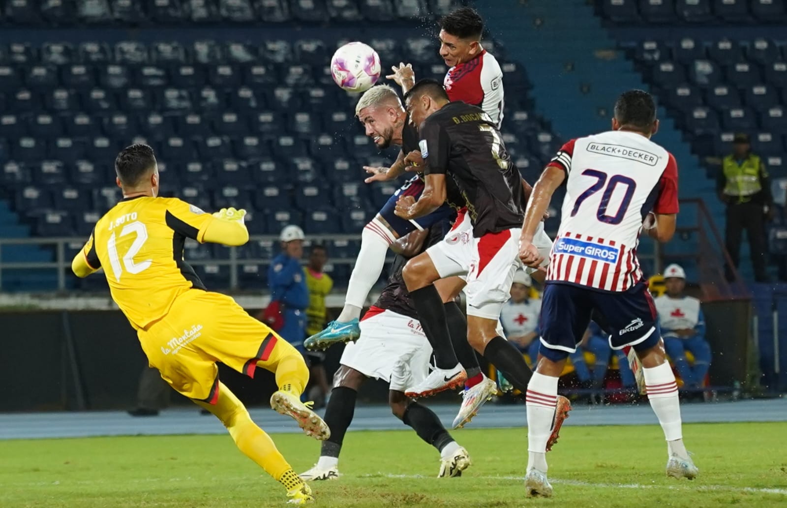 Emanuel Olivera buscando una pelota aérea. 